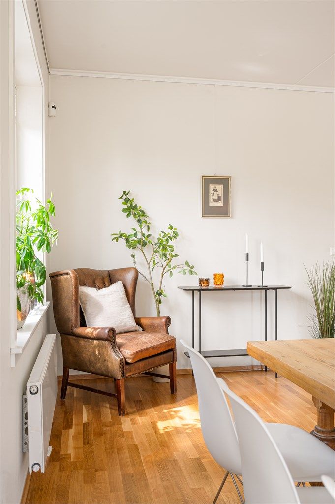 Boligen er oppvarmet via sentralvarme til radiatorer i entré, stue og soverom, samt tilliggende bad. Gulvvarme på bad. 