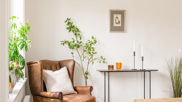 Boligen er oppvarmet via sentralvarme til radiatorer i entré, stue og soverom, samt tilliggende bad. Gulvvarme på bad.