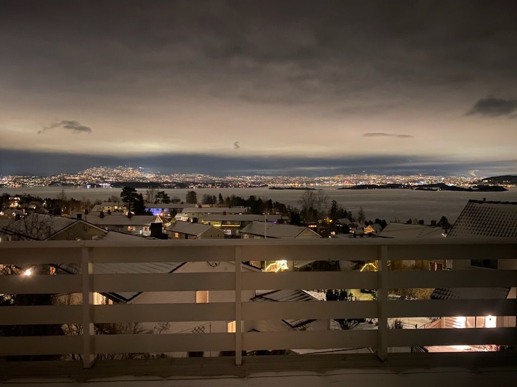 Når mørket faller på, glitrer lysene fra Oslo og lyser opp kveldshimmelen.
