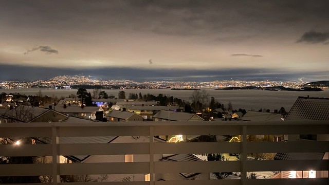 Når mørket faller på, glitrer lysene fra Oslo og lyser opp kveldshimmelen.
