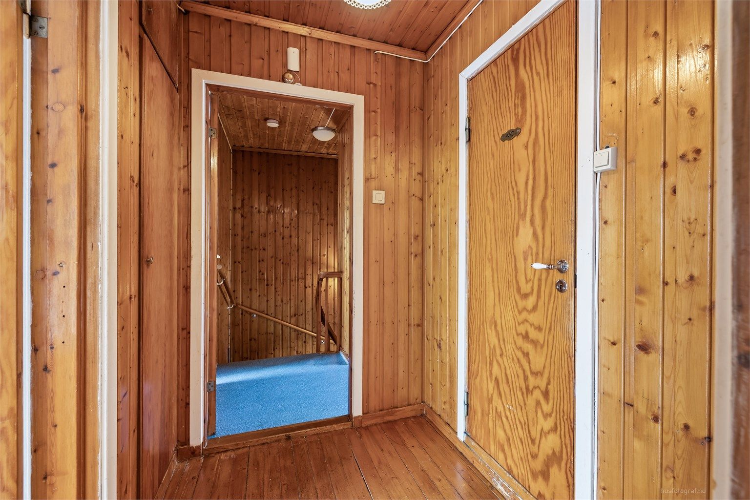 Trappegangen i andre etasje leder til soverommene og badet.