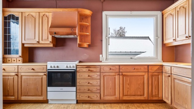 Kjøkkeninnredningen er levert av Sivesind og har profilerte fronter og benkeplate i laminat.