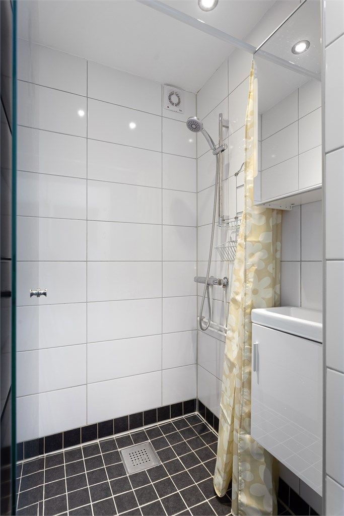 Dusjrommet i 2. etasje har flislagt gulv med varme, downlights i taket og en avtrekksvifte på yttervegg.