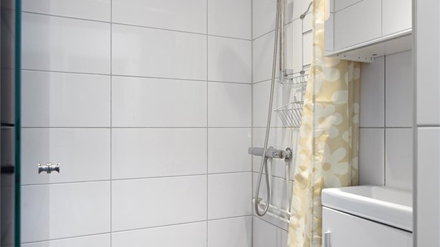 Dusjrommet i 2. etasje har flislagt gulv med varme, downlights i taket og en avtrekksvifte på yttervegg.