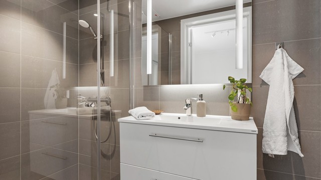 Praktisk bad en-suite til hovedsoverommet. Også her er det gulvvarme, vegghengt toalett og dusjhjørne.