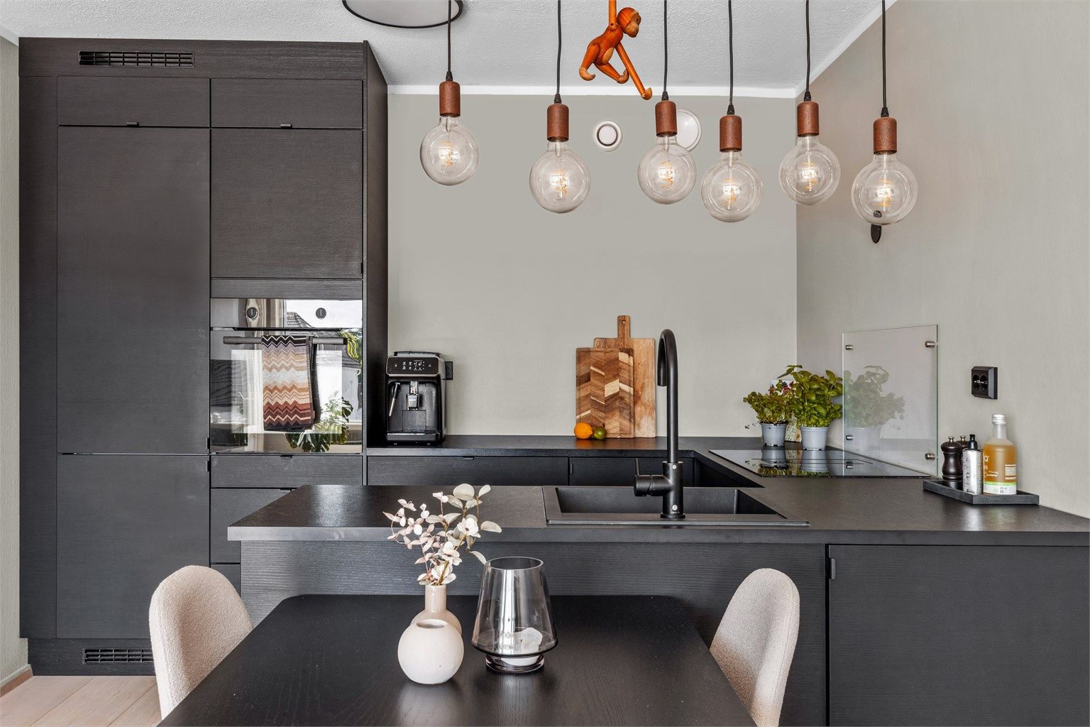 God oppbevaringsplass og flotte gjennomførte svarte detaljer 