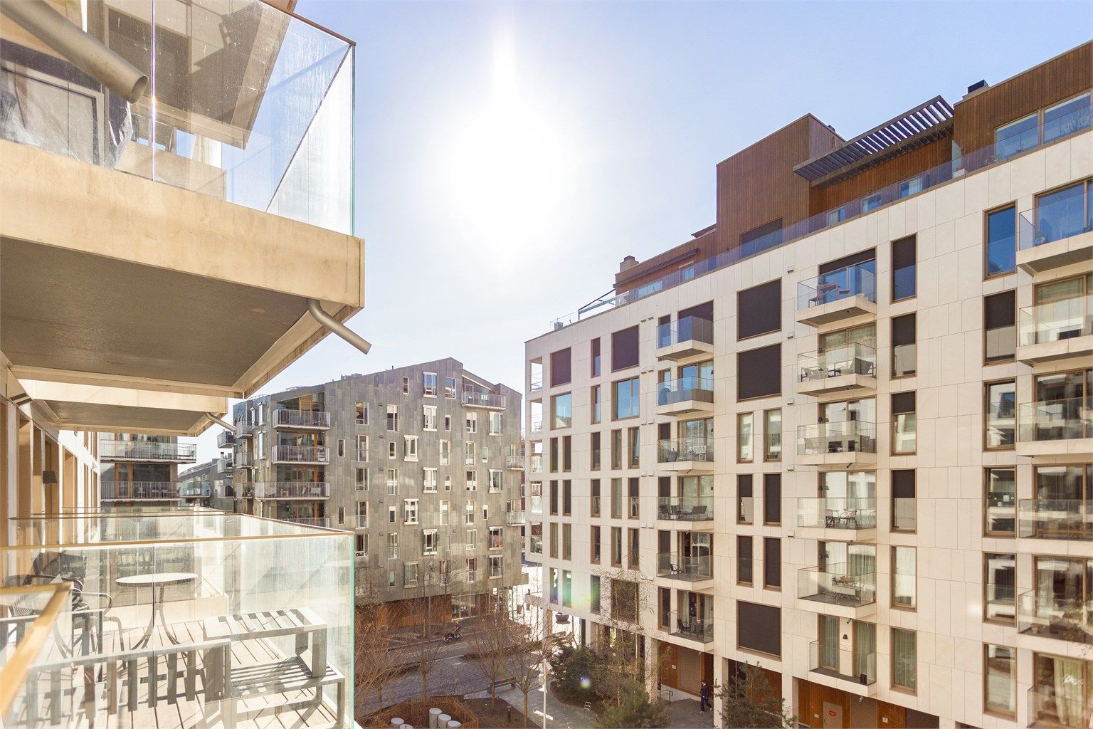 Fra den vestvendte balkongen ser du ut over et rolig og pent opparbeidet gårdsrom, tilbaketrukket fra byens puls, men med alt Bjørvika har å by på rett utenfor døren.