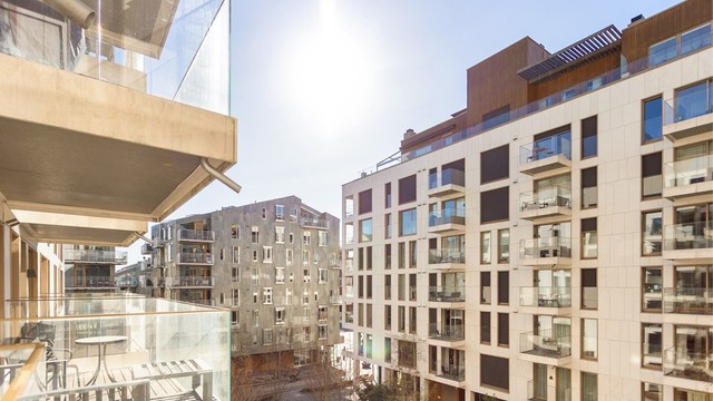 Fra den vestvendte balkongen ser du ut over et rolig og pent opparbeidet gårdsrom, tilbaketrukket fra byens puls, men med alt Bjørvika har å by på rett utenfor døren.