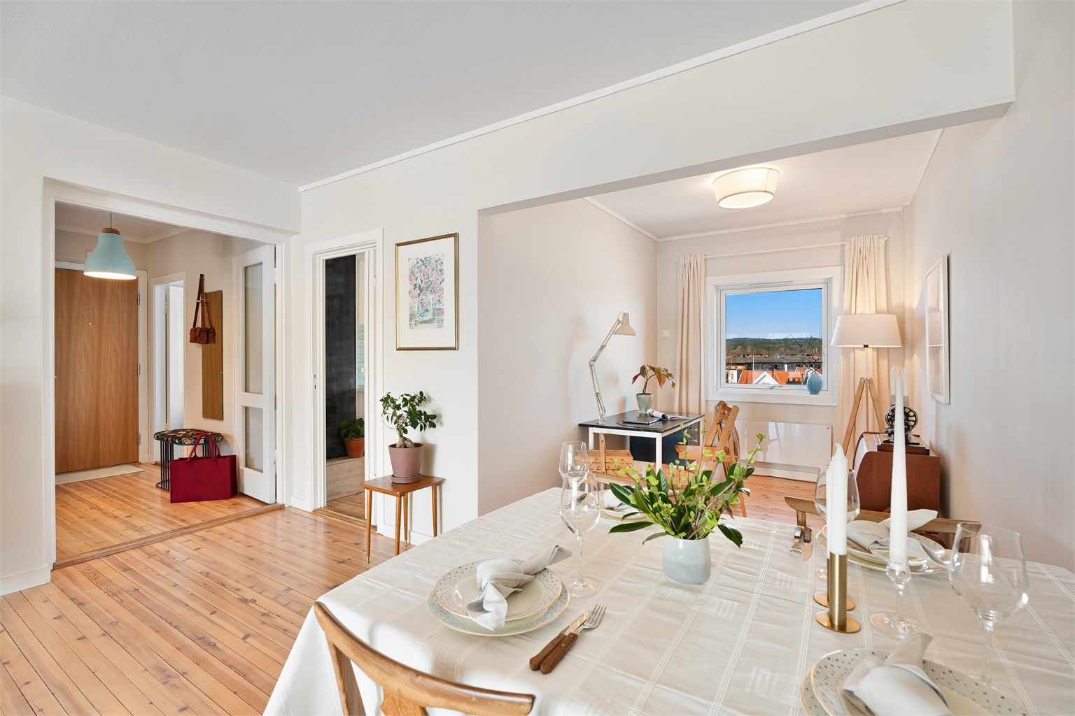 Spiseplass og spisestue sentralt plassert med enkel tilkomst til og fra kjøkken