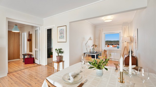 Spiseplass og spisestue sentralt plassert med enkel tilkomst til og fra kjøkken