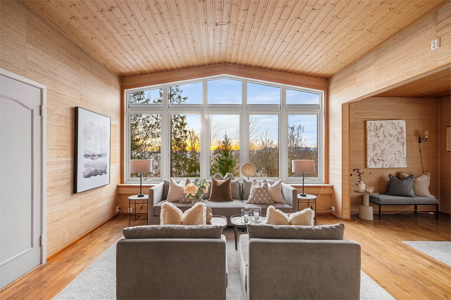 Boligen har gode kvaliteter, men behov for oppussing - et godt utgangspunkt for deg som ønsker ditt eget preg på hjemmet. Foto: zOvenfra