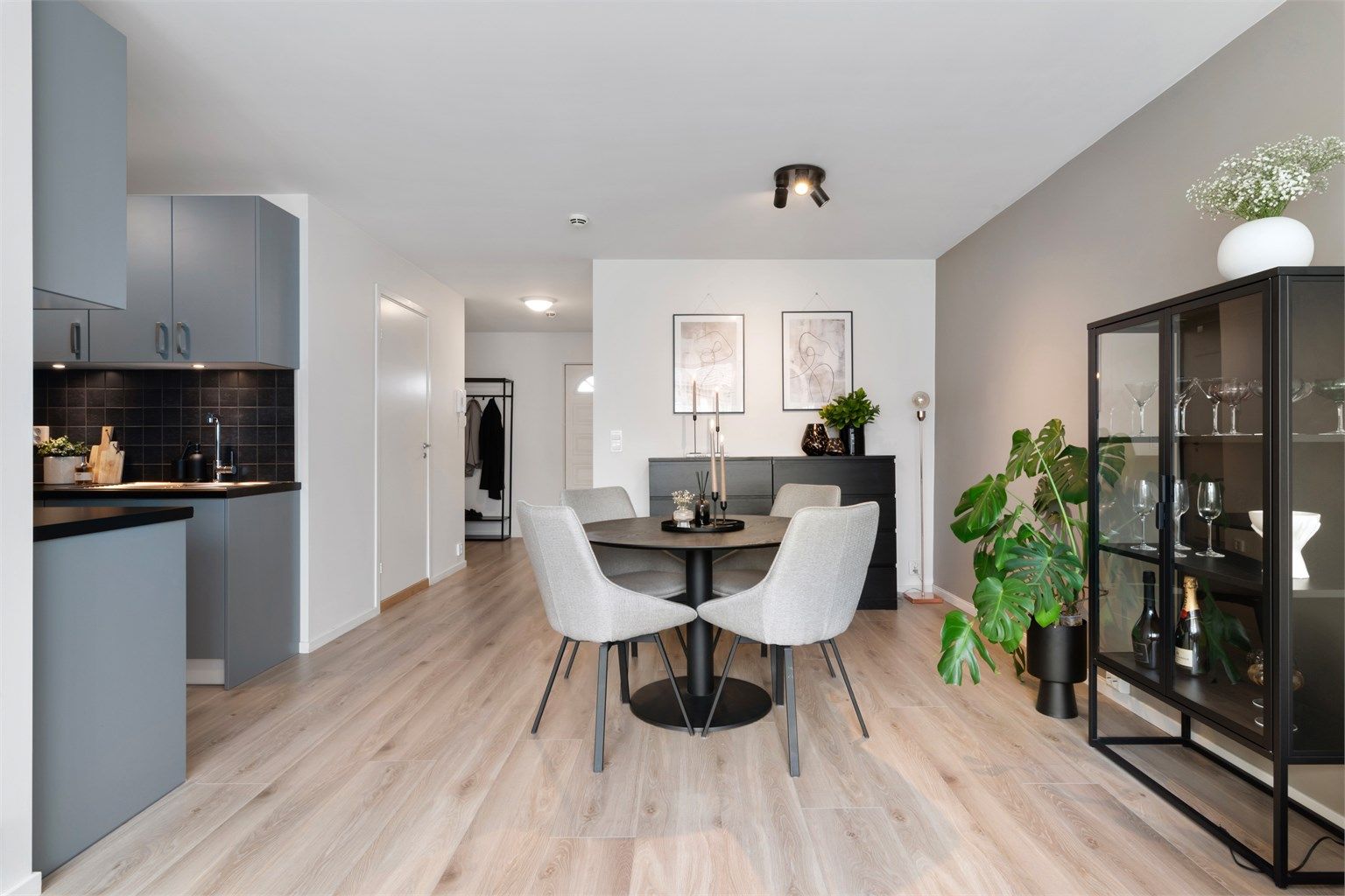  Velkommen inn i et lekkert og stilrent oppholdsrom på 23m², med en gjennomgående lys og moderne atmosfære. Den åpne løsningen mellom stue, spiseplass og kjøkken gir rommet flere soner som innbyr til både hverdagskos og hyggelige sammenkomster