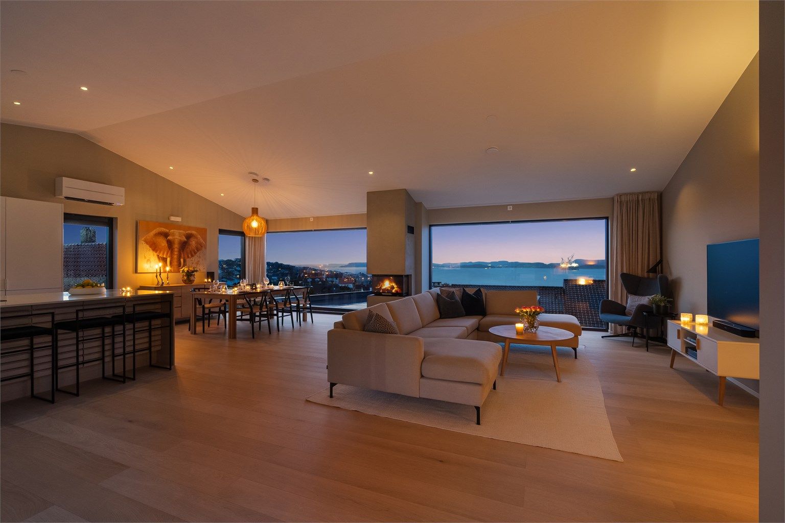 Boligen har en meget god planløsning og går over to plan, har stor terrasse og solrik vestvendt hage. 