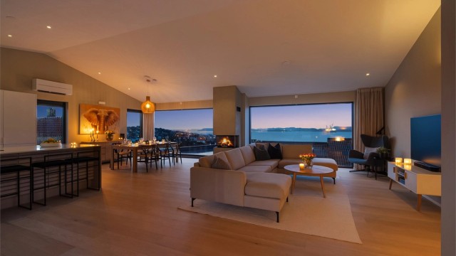 Boligen har en meget god planløsning og går over to plan, har stor terrasse og solrik vestvendt hage.
