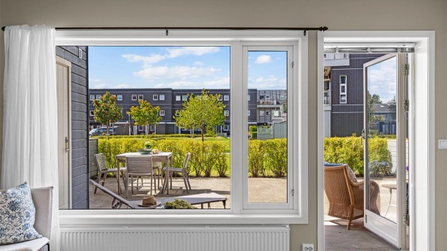 Store vindusflater i stue gir stuen et lyst og luftig preg
