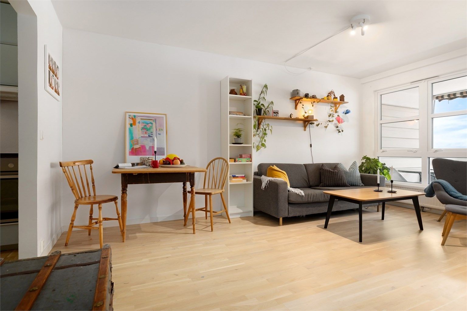 Stuen har plass til både spisebord og sofaløsning