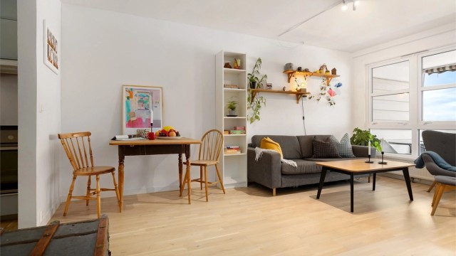 Stuen har plass til både spisebord og sofaløsning