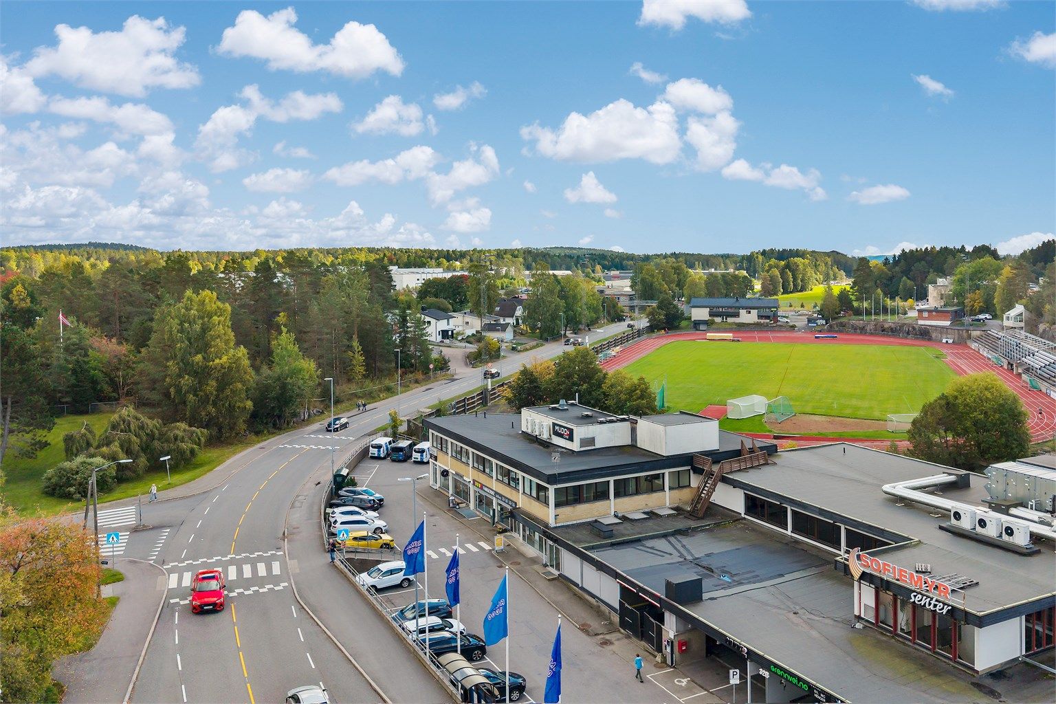 Kort vei til både Sofiemyr Senter, treningssenter og lokale idrettstilbud.