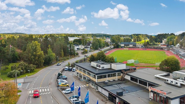 Kort vei til både Sofiemyr Senter, treningssenter og lokale idrettstilbud.