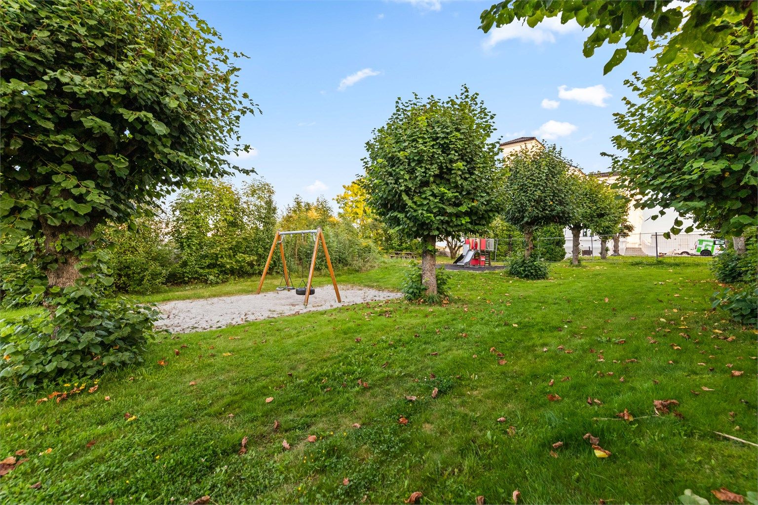Rett i nærheten av boligen finnes det flott lekeplass.