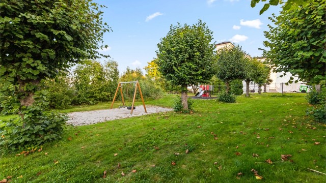 Rett i nærheten av boligen finnes det flott lekeplass.