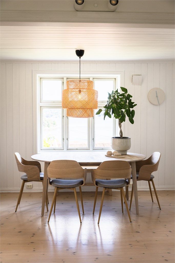 Spisestuen har god plass til et stort spisebord for hyggelige sammenkomster.
