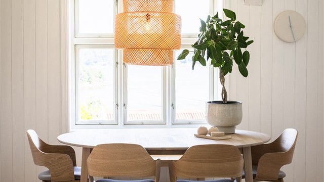 Spisestuen har god plass til et stort spisebord for hyggelige sammenkomster.