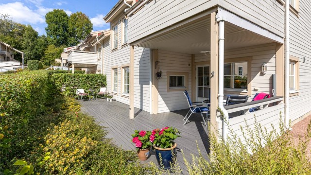 Stor og usjenert terrasse på 32 kvm med god plass til utemøbler. Foto: Trond Reder.