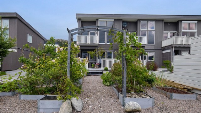 Den sørvendte beliggenheten gir svært gode solforhold, med sol fra morgen til kveld i sommerhalvåret.