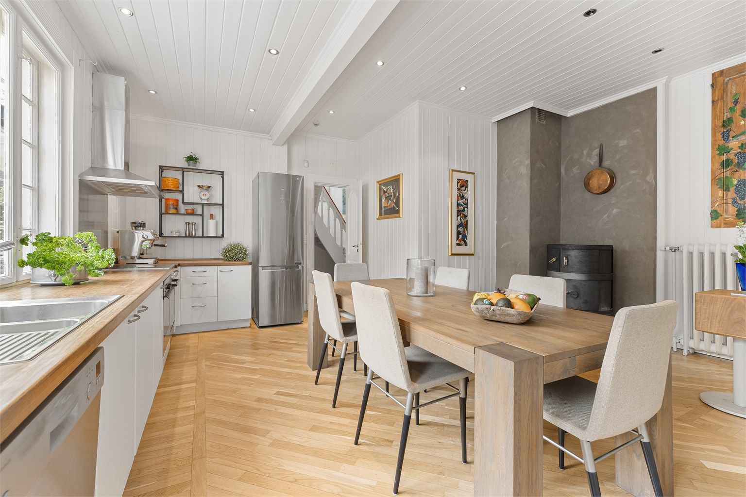 En egen peisovn på kjøkkenet gir ekstra varme og hygge.