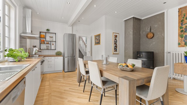 En egen peisovn på kjøkkenet gir ekstra varme og hygge.