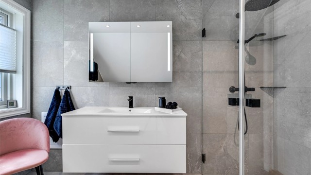 Badet i andre etasje ble totalrenovert i 2023 av fagfolk, med fliser på gulv og vegger, og elektriske varmekabler.
