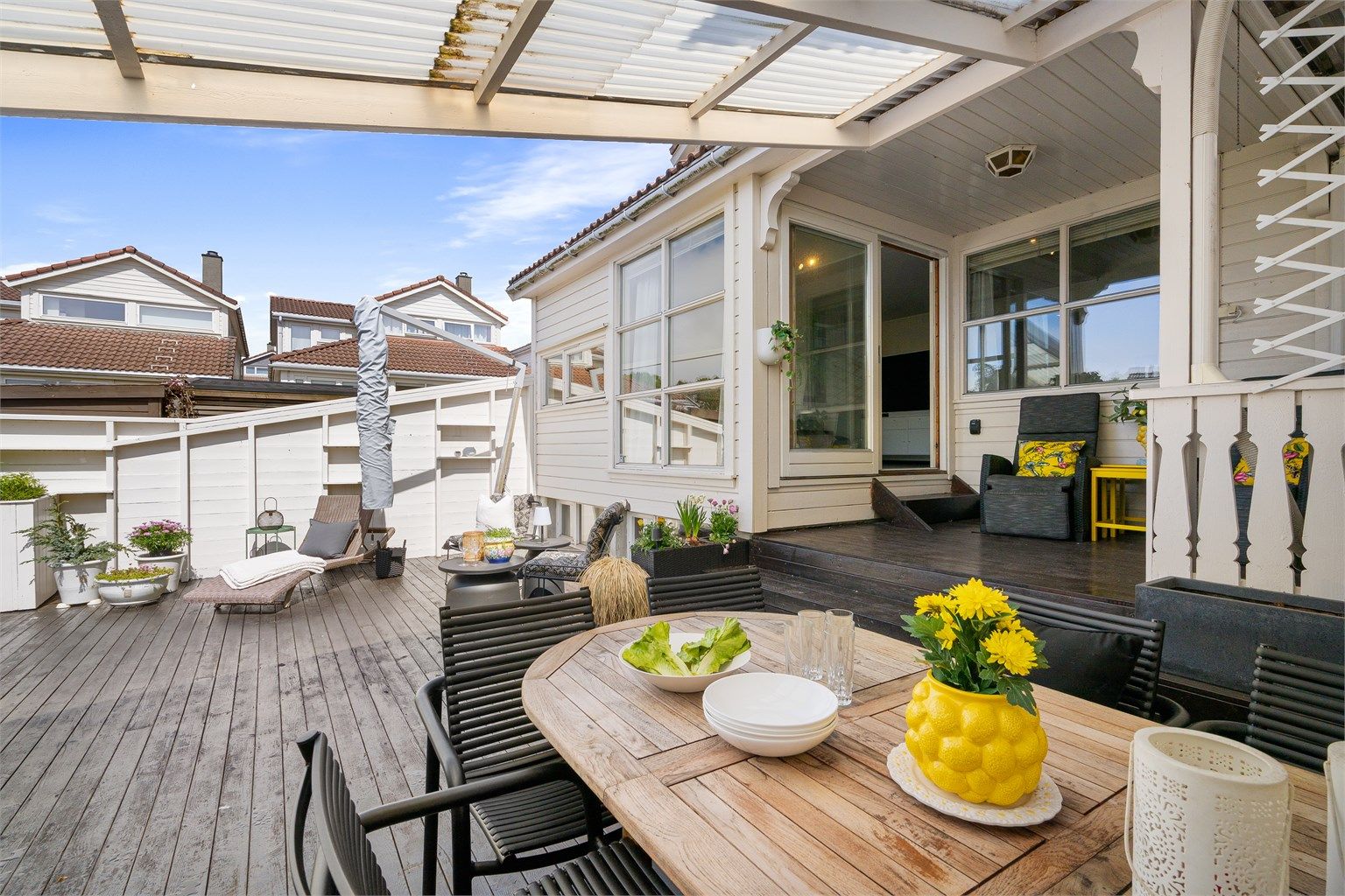 Boligen har stor vestvendt terrasse og meget gode solforhold. 
