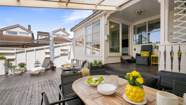 Boligen har stor vestvendt terrasse og meget gode solforhold.