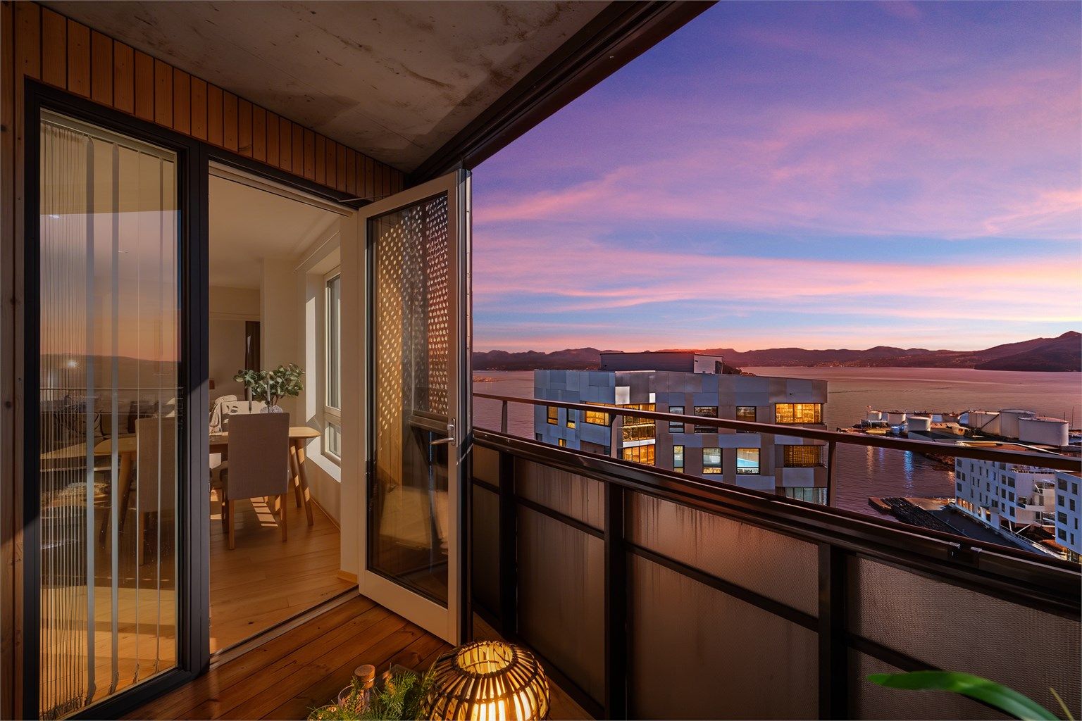 Nydelige soloppganger og sene ettermiddager kan nytes på balkongen og i leiligheten. 