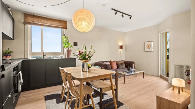 Leiligheten har et moderne HTH-kjøkken fra 2021 i åpen løsning mot stuen. Foto: Martine Eren Jacobsen Studio