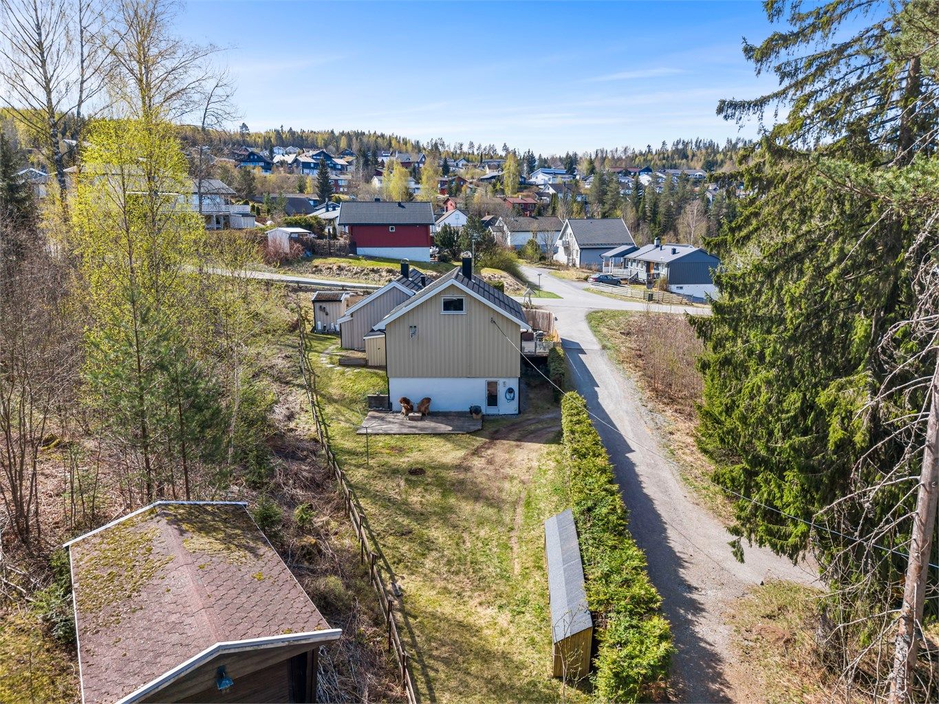 Boligen ligger fint til i terrenget, med nærhet til skog og mark.