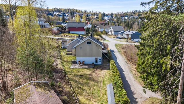 Boligen ligger fint til i terrenget, med nærhet til skog og mark.