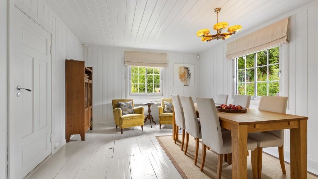 I tilnytning til stuen har du en spisestue med god plass til langbord.