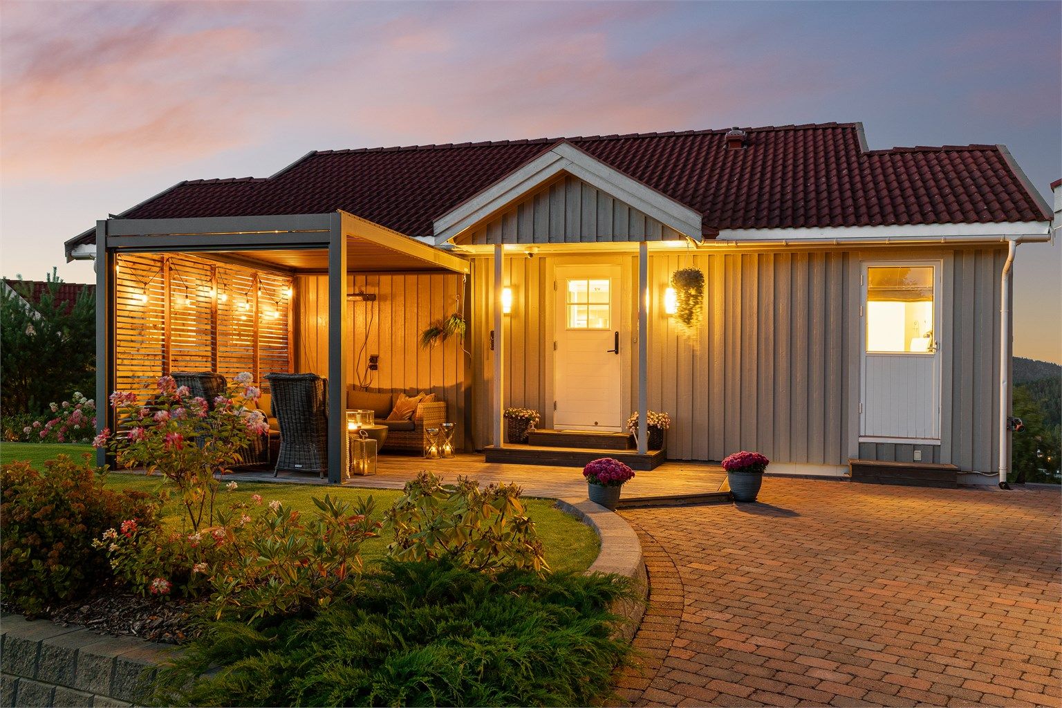 Meget koselig uteområdet med pergola 