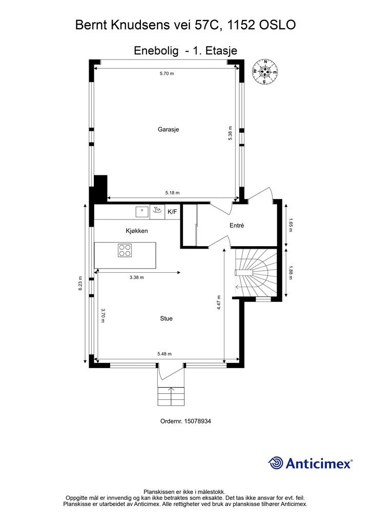 Første etasje er boligens sosiale sone, med en åpen løsning mellom stue og kjøkken, samt direkte adkomst til garasjen.