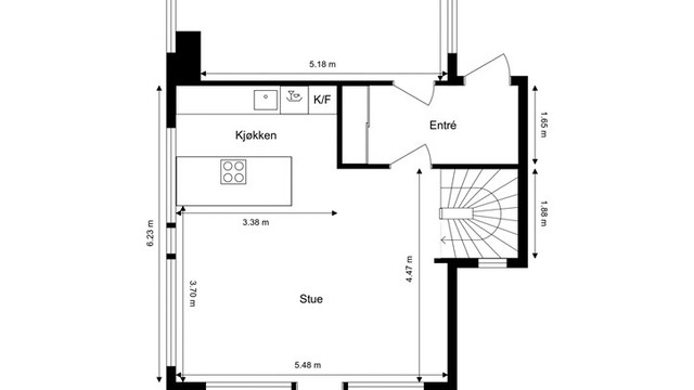 Første etasje er boligens sosiale sone, med en åpen løsning mellom stue og kjøkken, samt direkte adkomst til garasjen.