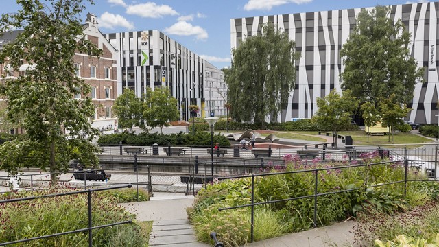 Grønne lunger og hyggelige møteplasser preger nærområdet.