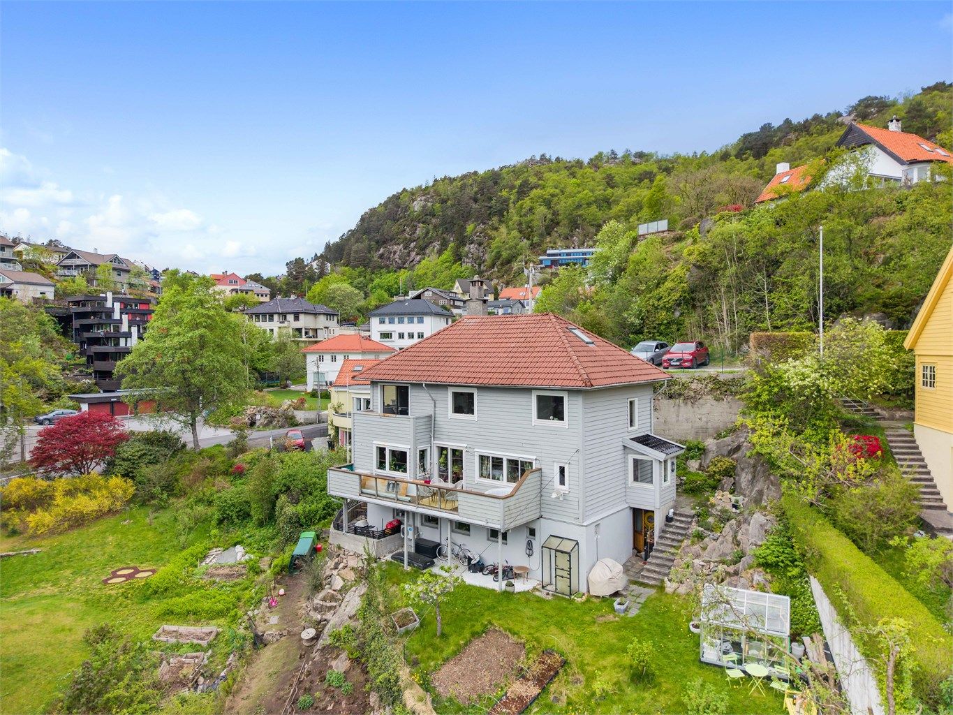 Eiendommen ligger i grønne omgivelser med tilgang til sameiets fine felles hage og uteplass.