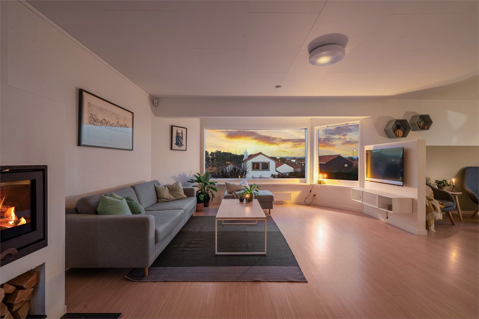 Flott utbygd stue med peis.