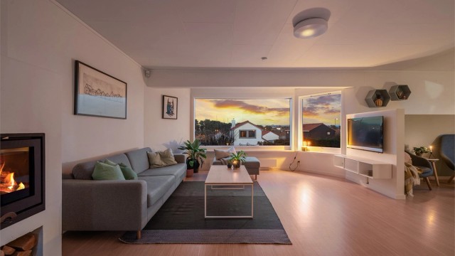 Flott utbygd stue med peis.