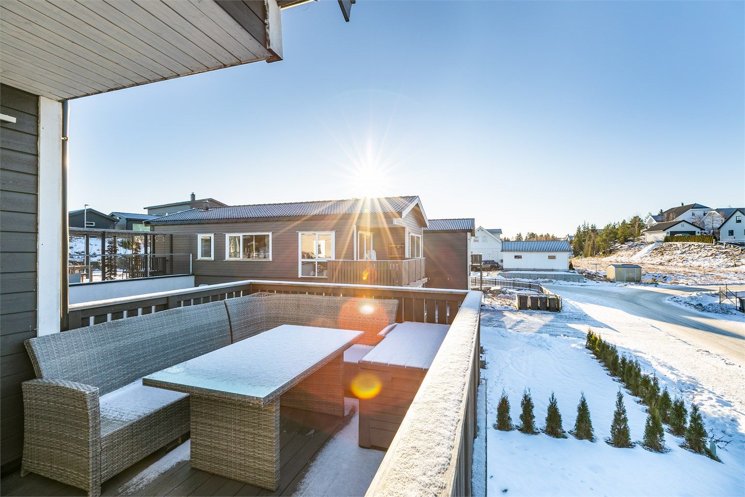 Solforholdene er meget gode. Uterom på tre av fire sider sikrer tilgang til solen dagen gjennom.