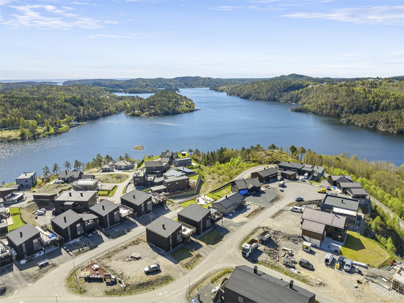 Det går snarvei til sjøen på en sti like ved, hvor det er badeplass. Foretrekker man innsjø er det bademuligheter ved Svarttjenn litt lengre oppe i veien.