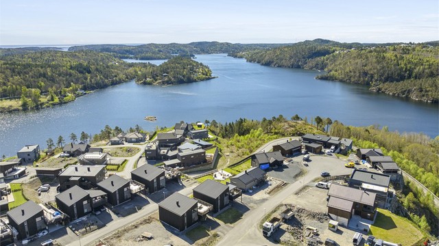 Det går snarvei til sjøen på en sti like ved, hvor det er badeplass. Foretrekker man innsjø er det bademuligheter ved Svarttjenn litt lengre oppe i veien.