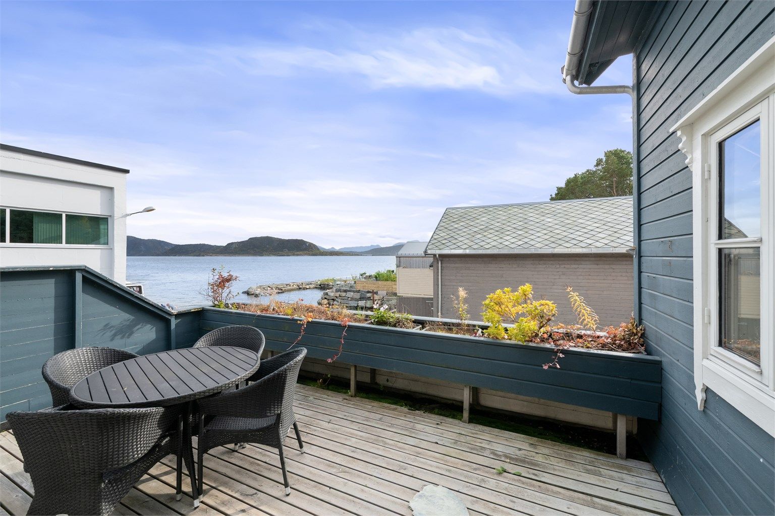 Terrasse i hovedetasjen med innfelte blomsterkasser